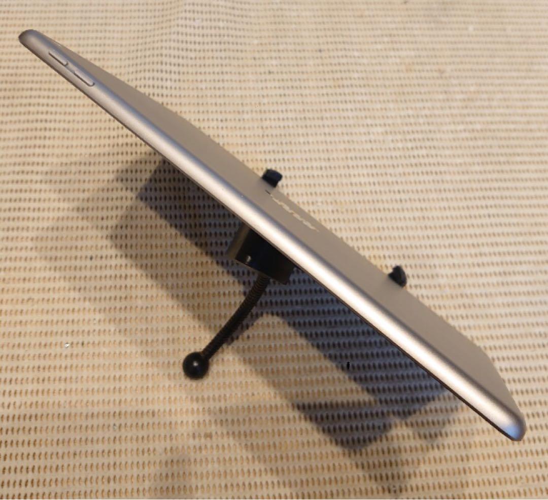 完動品iPad第5世代(A1822)本体32GBグレイ送料込PHLF9