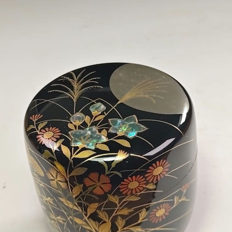 ウ258 棗『奥津一心斉作』『月に秋草鈴虫蒔絵　大棗　共箱』漆塗　茶道具