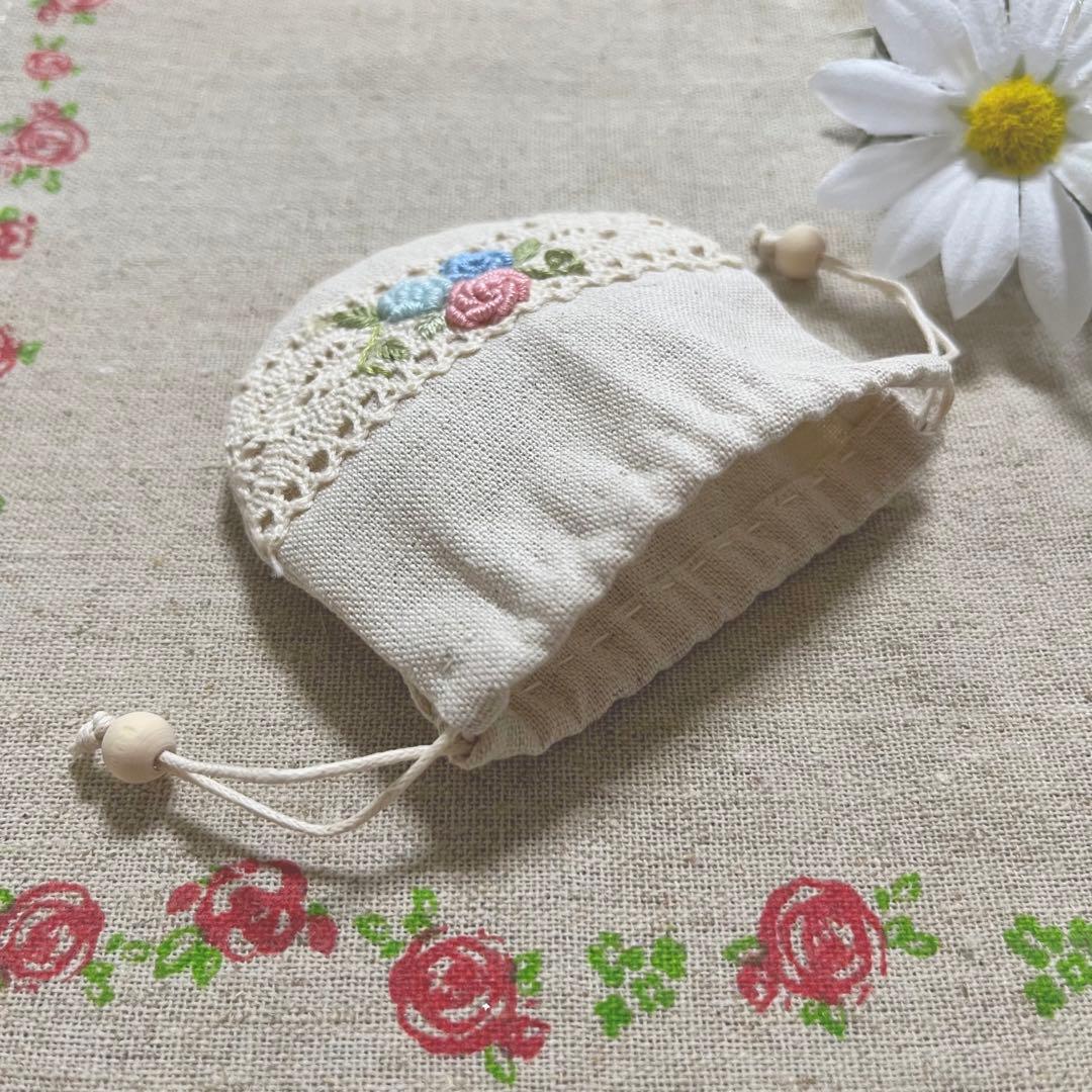 2308-3 手のひら巾着サシェ 香り袋 綿麻 レース ローズ刺繍 ブルー