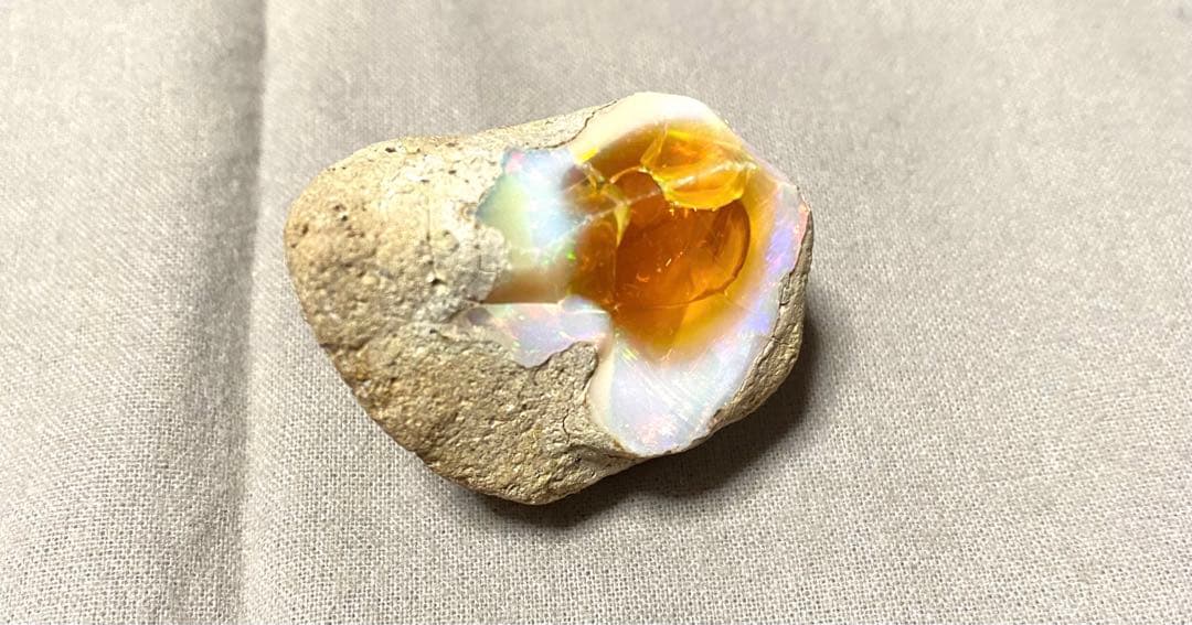 エチオピア産　ファイアオパール　原石