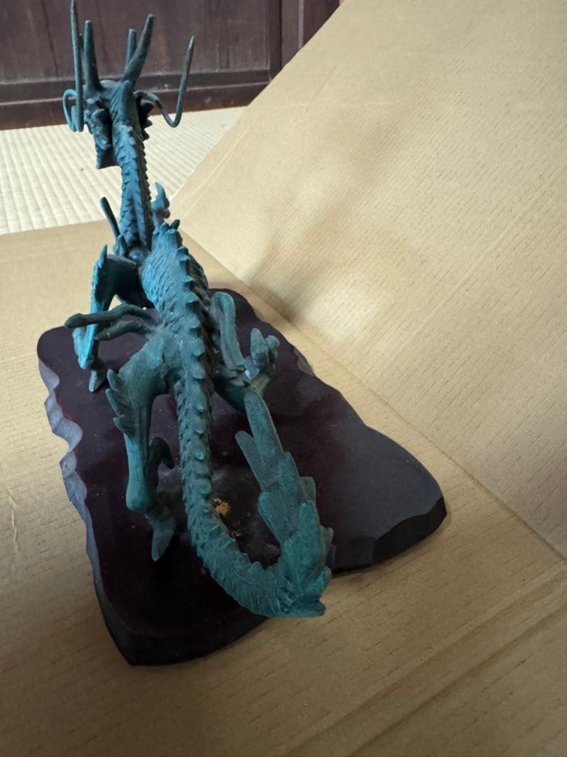 青銅や鉄で作られた龍の置物（オブジェ）　木製台座付き