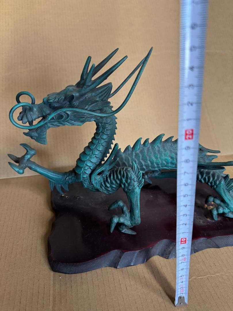 青銅や鉄で作られた龍の置物（オブジェ）　木製台座付き