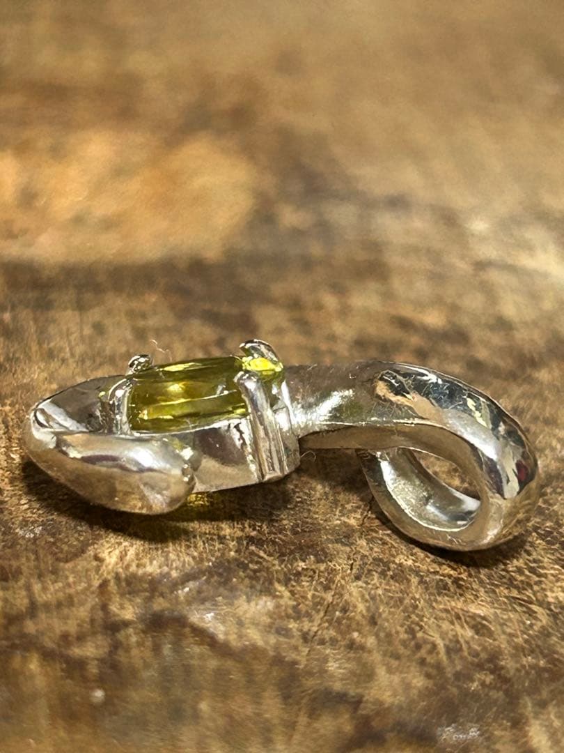 天然スフェーン ②シルバーネックレス 0.879 Ct ソーティング付き