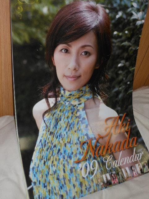 ◆美女　フリーアナウンサー　中田有紀　カレンダーポスターまとめて５点　４０ポーズ