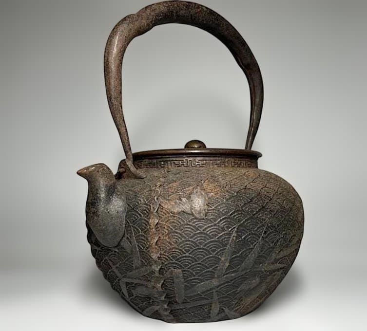 稀少 美品 龍文堂造 幾何紋 提手銀粒象嵌 26.8cm 波模様 鉄瓶 中型