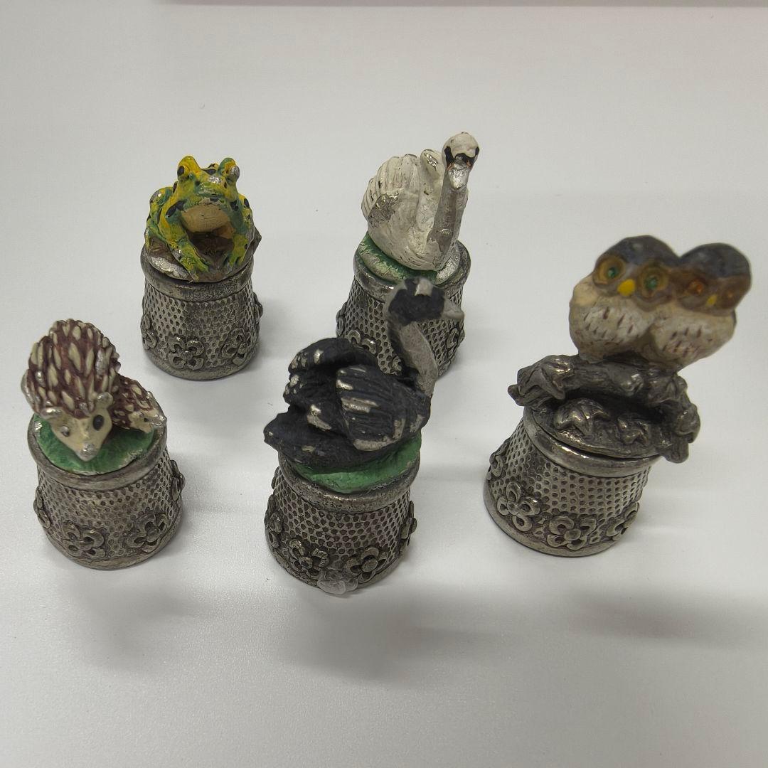 ヨーロッパの指ぬきコレクション　１１個 　ウッドボックスと犬のフィギュア付