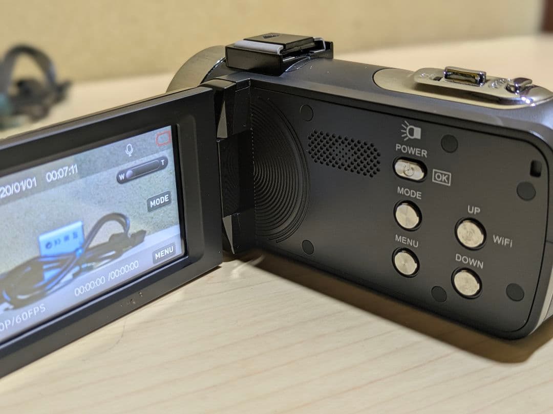 現状品 4K Wi-Fi ビデオカメラ 本体 伸縮三脚付き