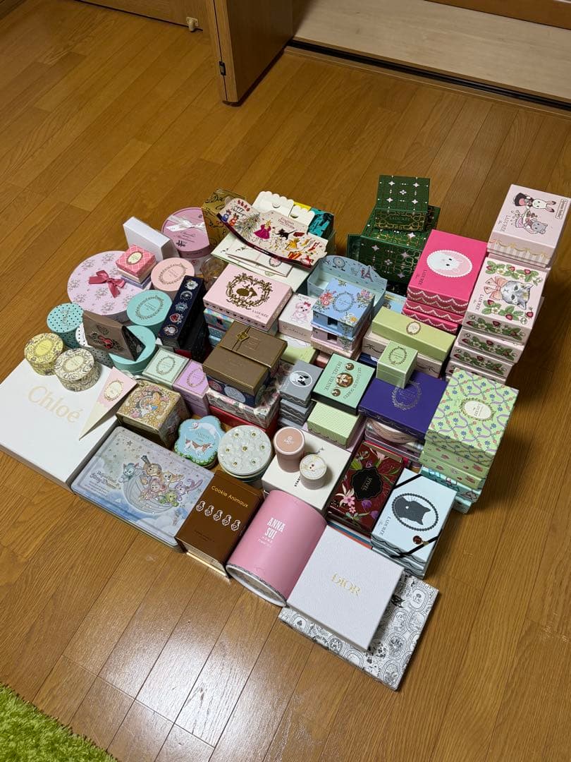 お菓子などの空箱や缶