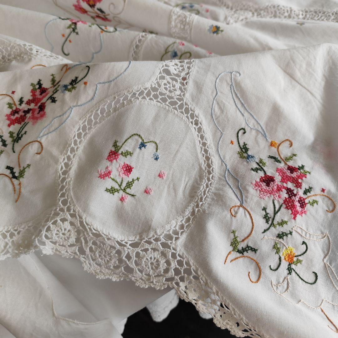 イギリスヴィンテージ　色糸手刺繍　編みレース繋ぎ　円形クロス
