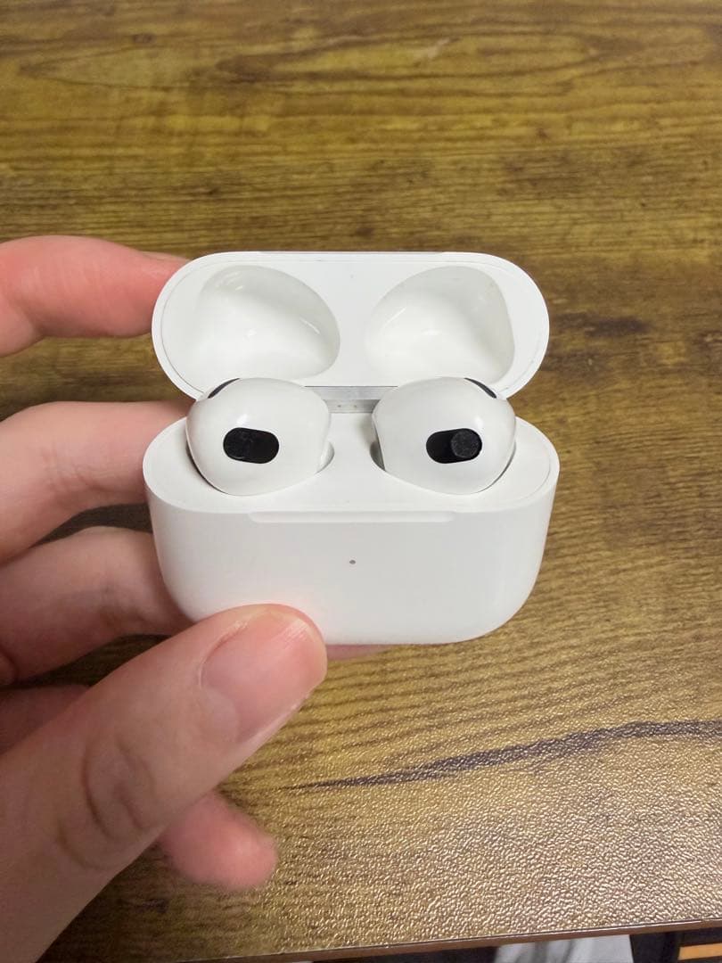 AirPods (第3世代) 本体とLightning充電ケース