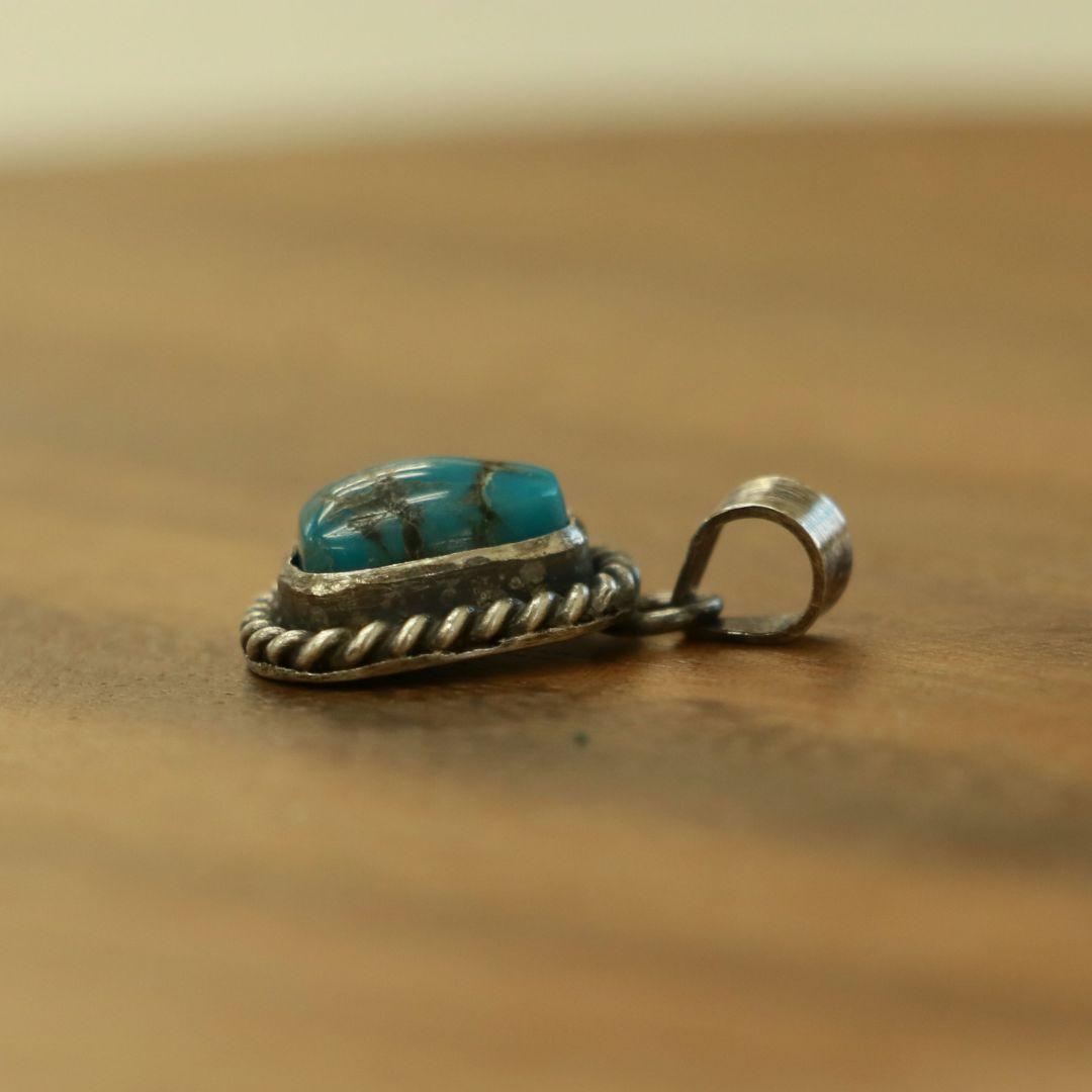 アリゾナ産ターコイズシルバーペンダント ハンドメイド インディアンジュエリー風