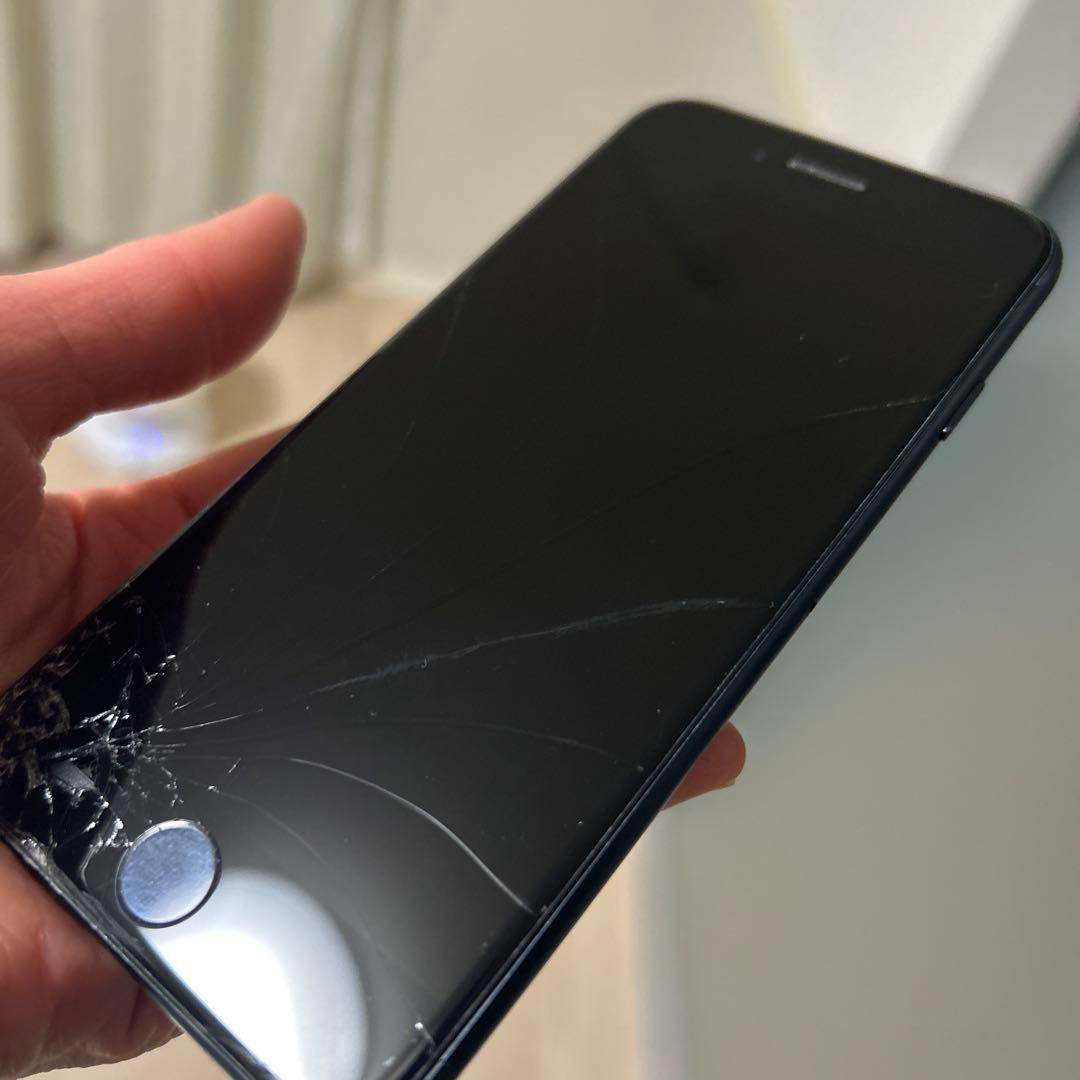 iPhone SE第三世代　画面ひび割れ　黒