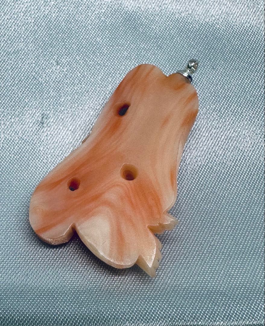 天然珊瑚ピンク色の魚型彫刻　美しいペンダント