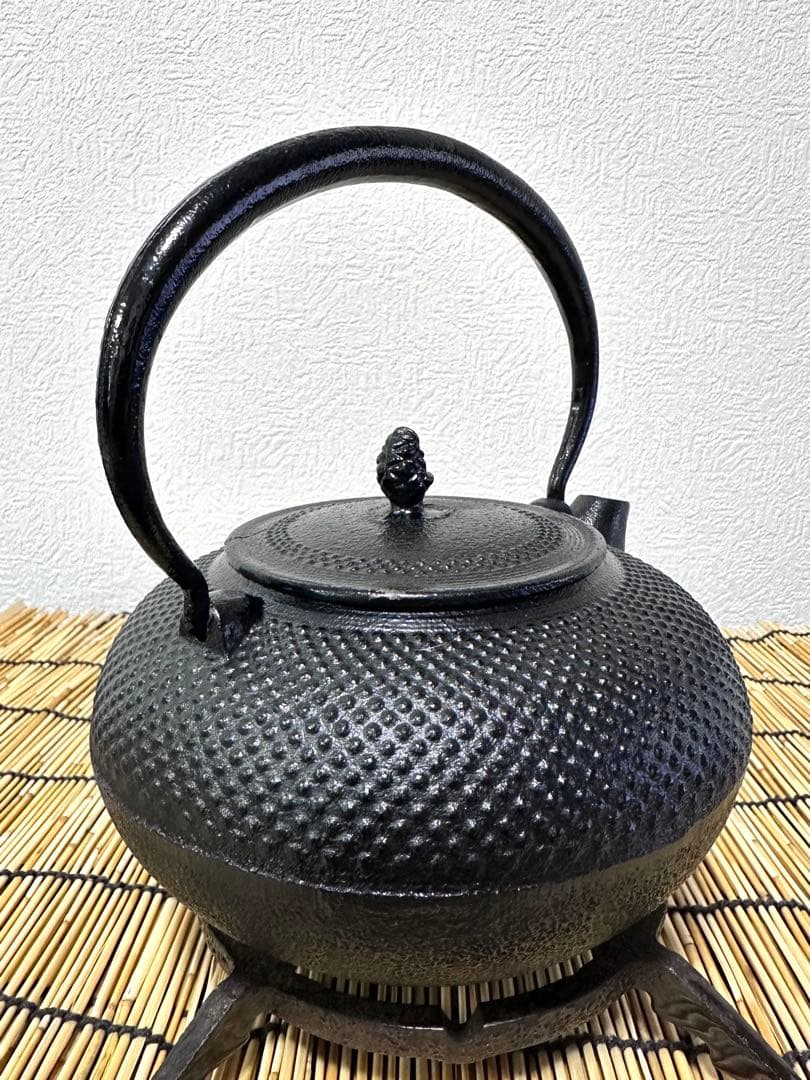ほぼ未使用品、保管品　南部運南堂鍋元造　南部銘　１５型アラレ　南部鉄瓶　南部鉄器