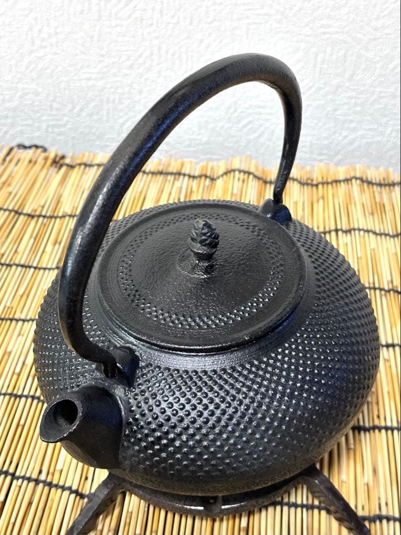 ほぼ未使用品、保管品　南部運南堂鍋元造　南部銘　１５型アラレ　南部鉄瓶　南部鉄器