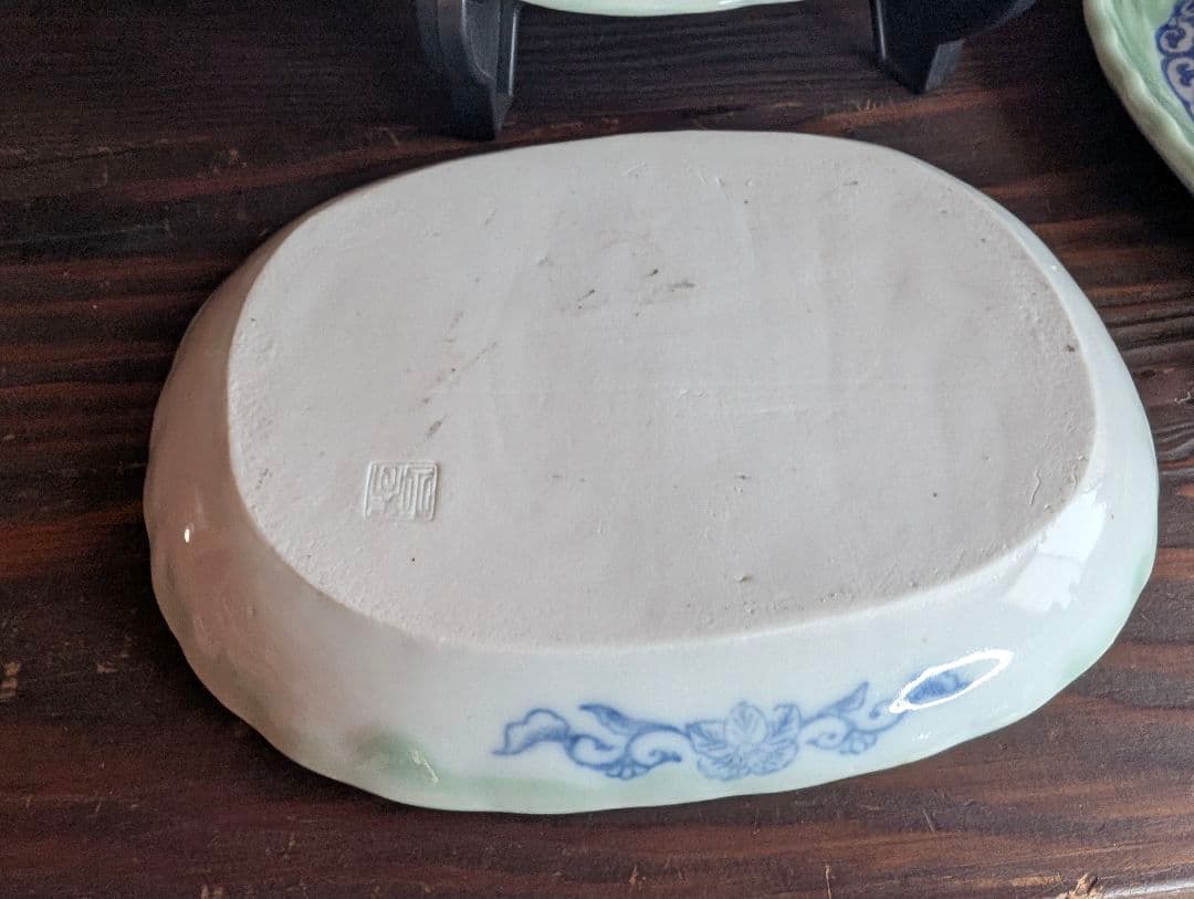 伊万里 明治〜大正　青磁 ねじり 花蝶唐草図 小判形皿（変形皿）3枚 在銘 ②