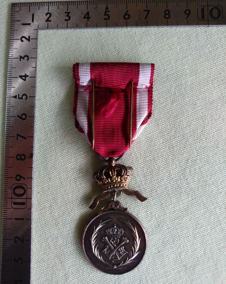 ベルギーの王冠勲章（Order of the　Crown）の銀メダル