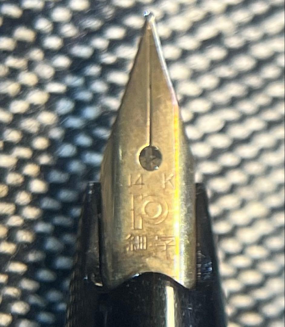 黒い万年筆 プラチナ14K 細字　金色の装飾