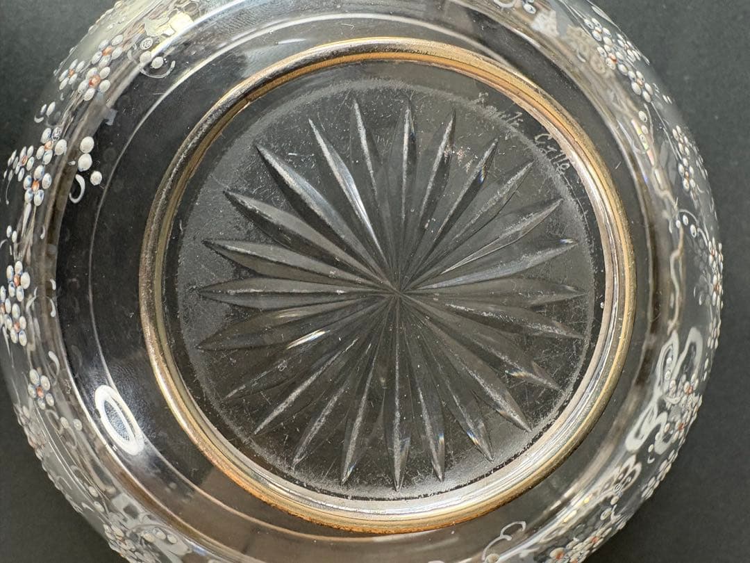 エミールガレ初期作品エナメル彩花柄と蜂入手困難希少作品。ガレの刻印あり。