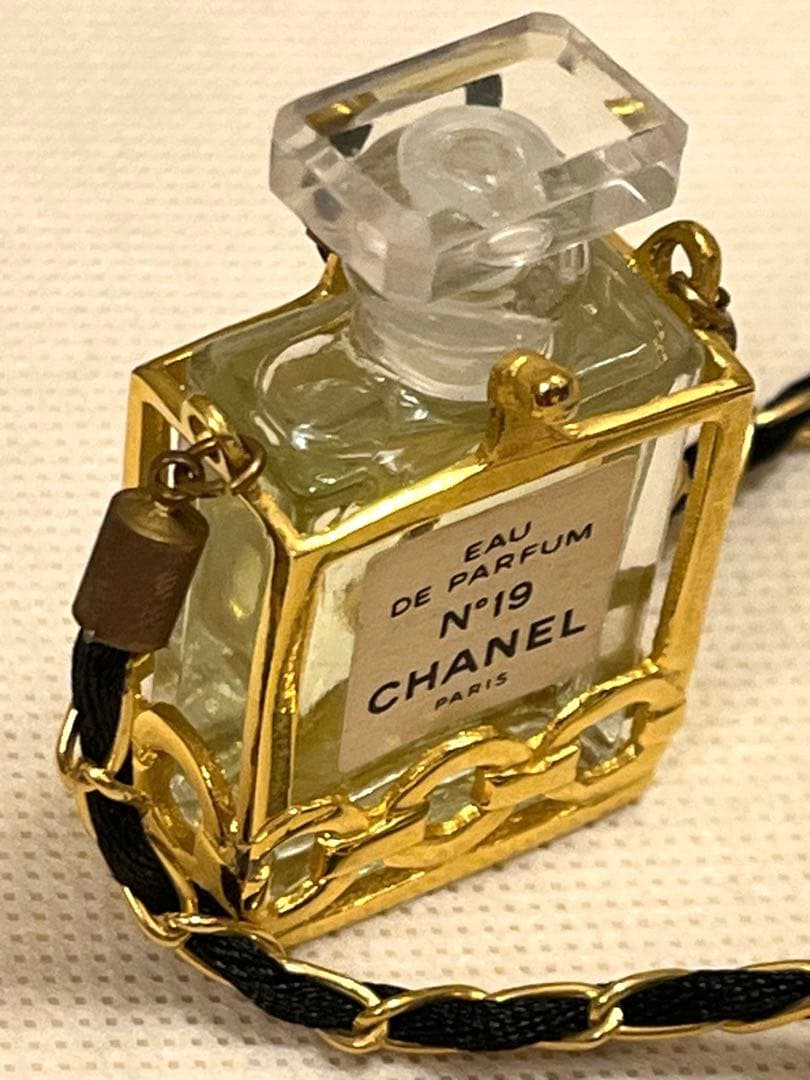 CHANEL N°19 Eau de Parfum チェーン付き
