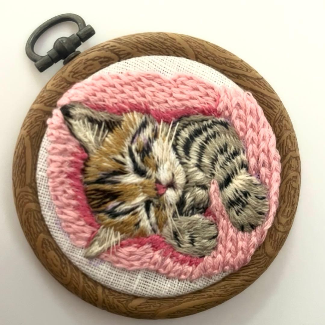 ハンドメイド　ミニ刺繍フレーム　ぬくぬくお昼寝キジトラさん