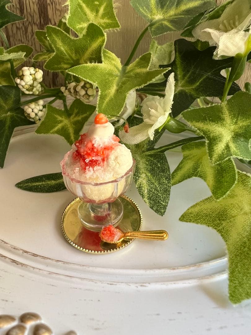 ミニチュアスイーツ ✽ バニラアイス＆さくらんぼのせ苺シロップかき氷