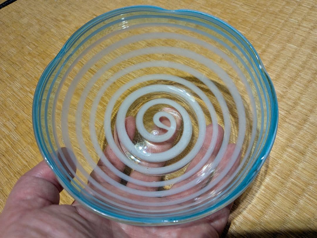 吹きガラス　小鉢（径14.5㎝）　青縁　輪花　白線　輪線・螺旋模様