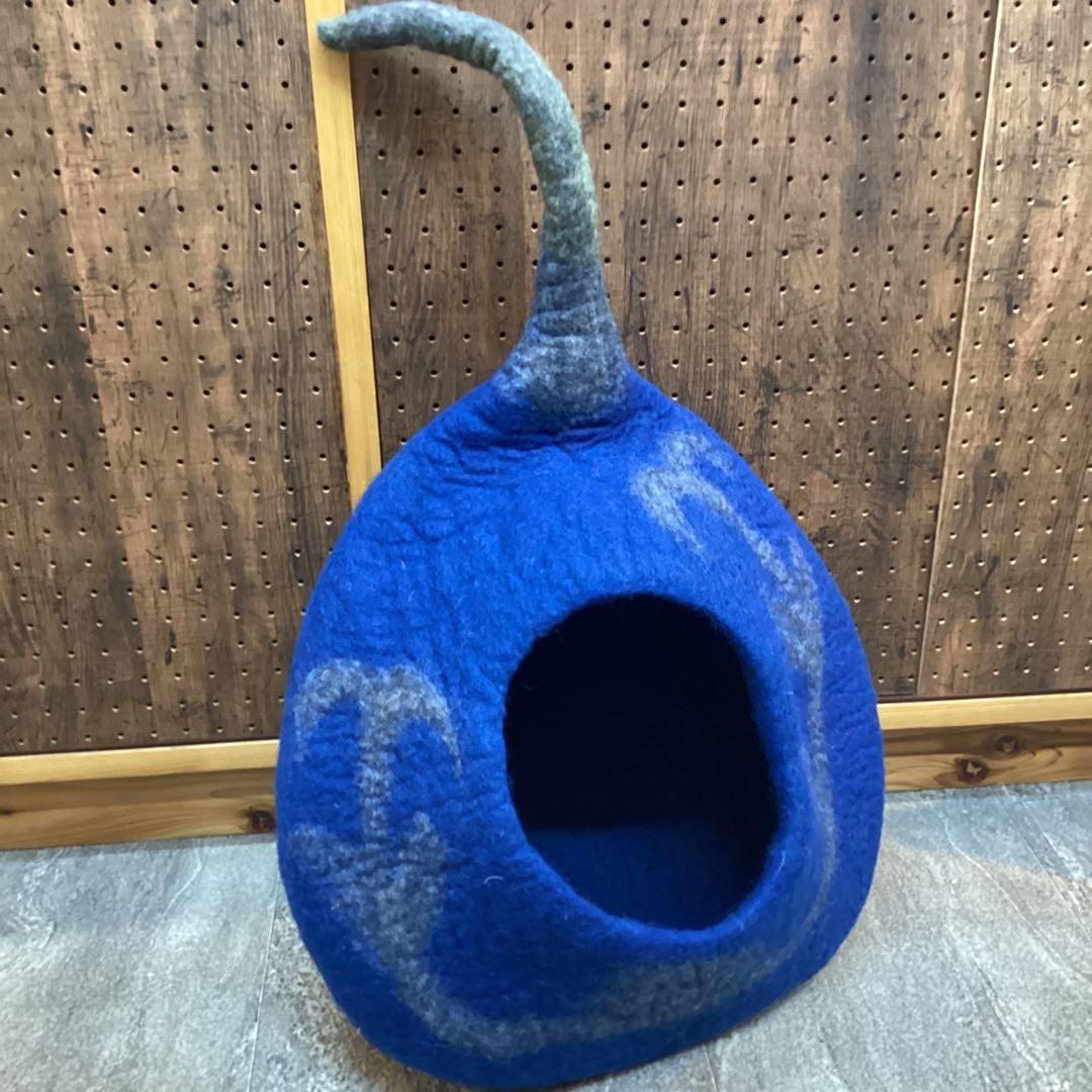 青いフェルト猫用ハウス