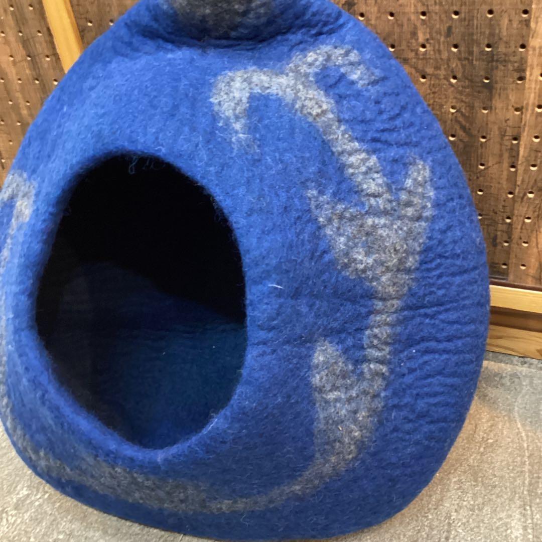 青いフェルト猫用ハウス