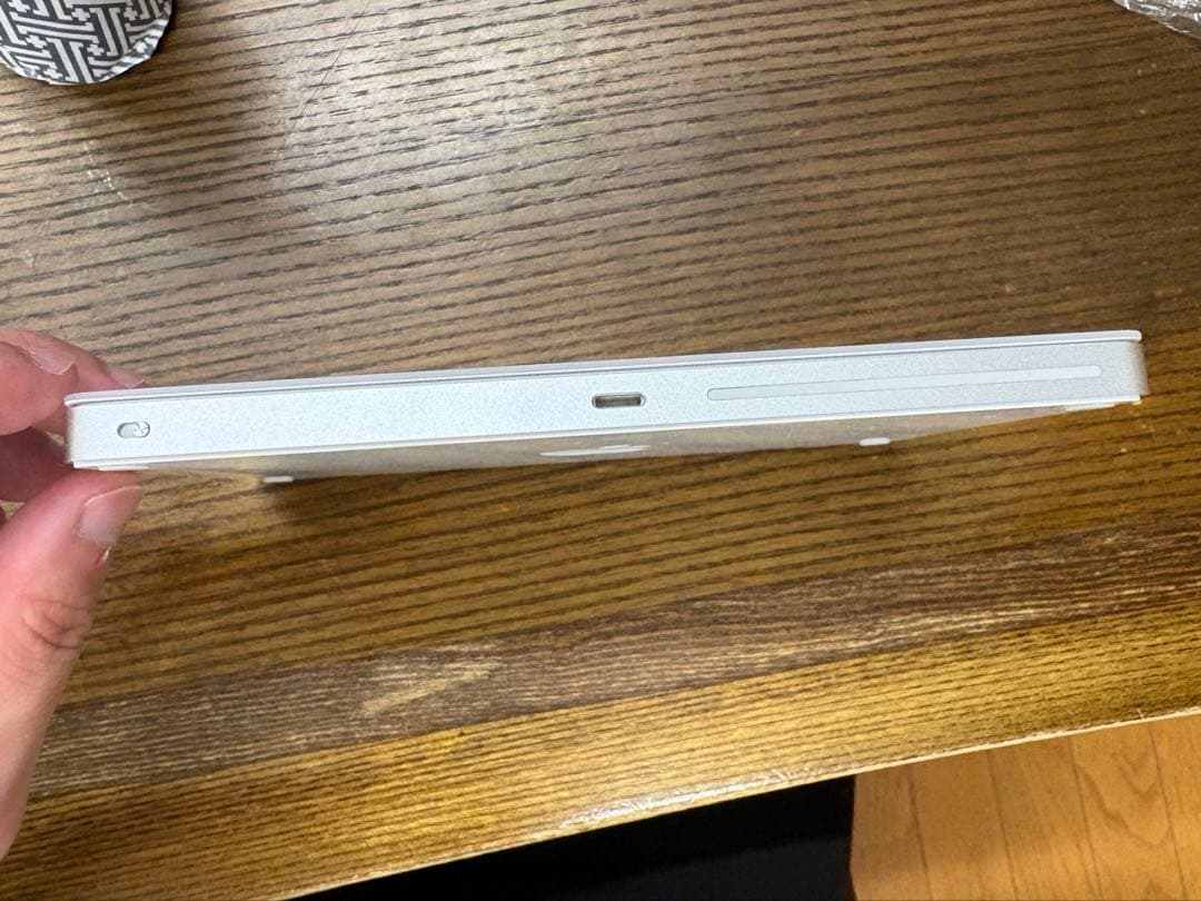 Magic Trackpad 2 本体とケーブル付き