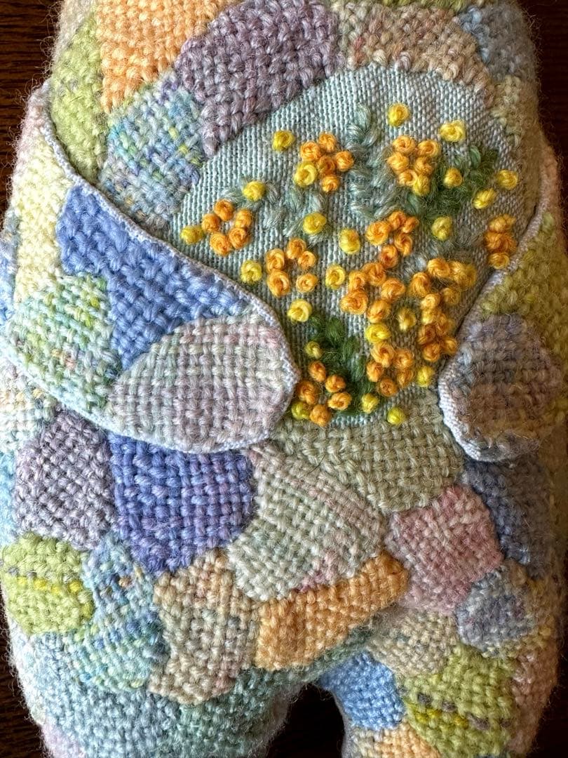 ダーニング刺繍の抱きぐるみ　(ミモザを抱いたクマ)