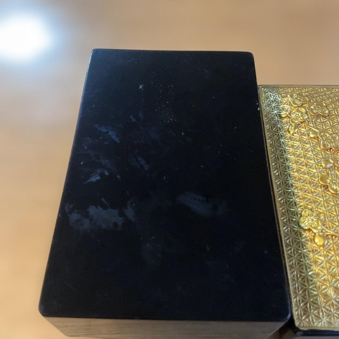金色の花模様の漆器香合
