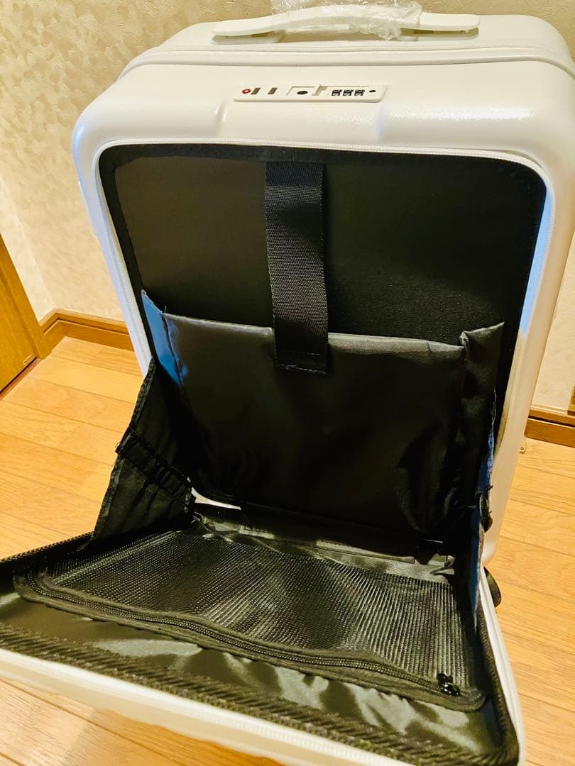 新品のスーツケース　オフホワイトS