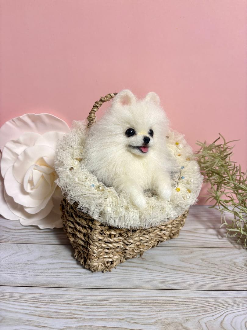羊毛犬　羊毛フェルト　にこにこポメラニアンのフリルビジューバスケット