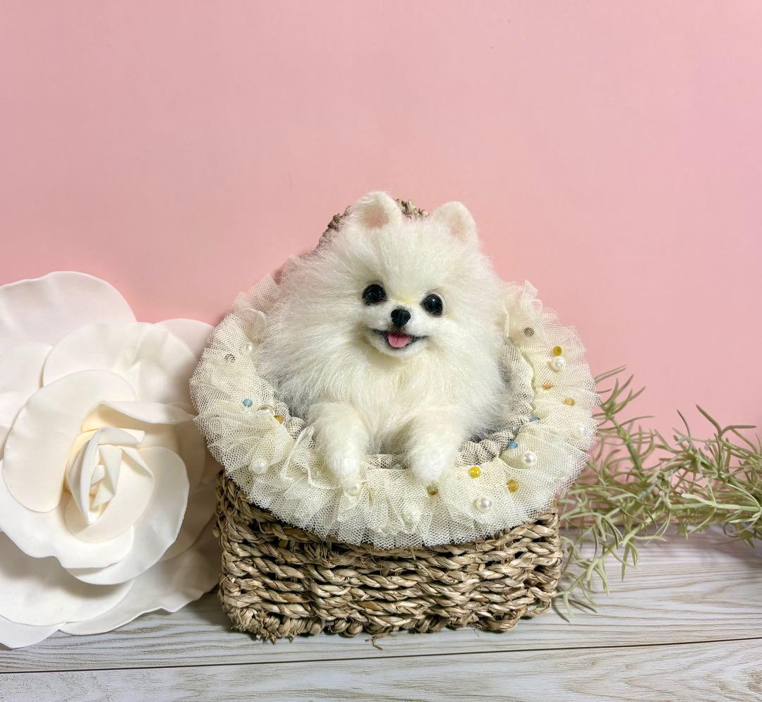 羊毛犬　羊毛フェルト　にこにこポメラニアンのフリルビジューバスケット