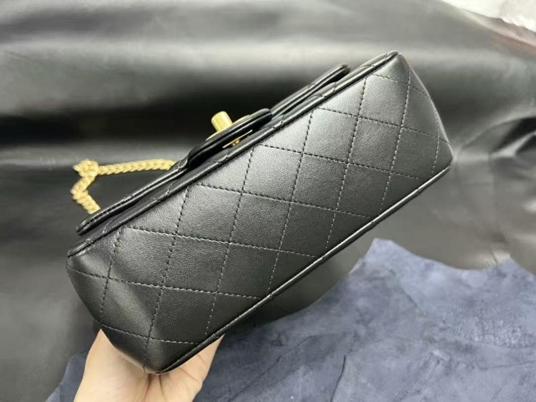 【大人気】ブラック キルティング レザー ショルダーバッグ！！