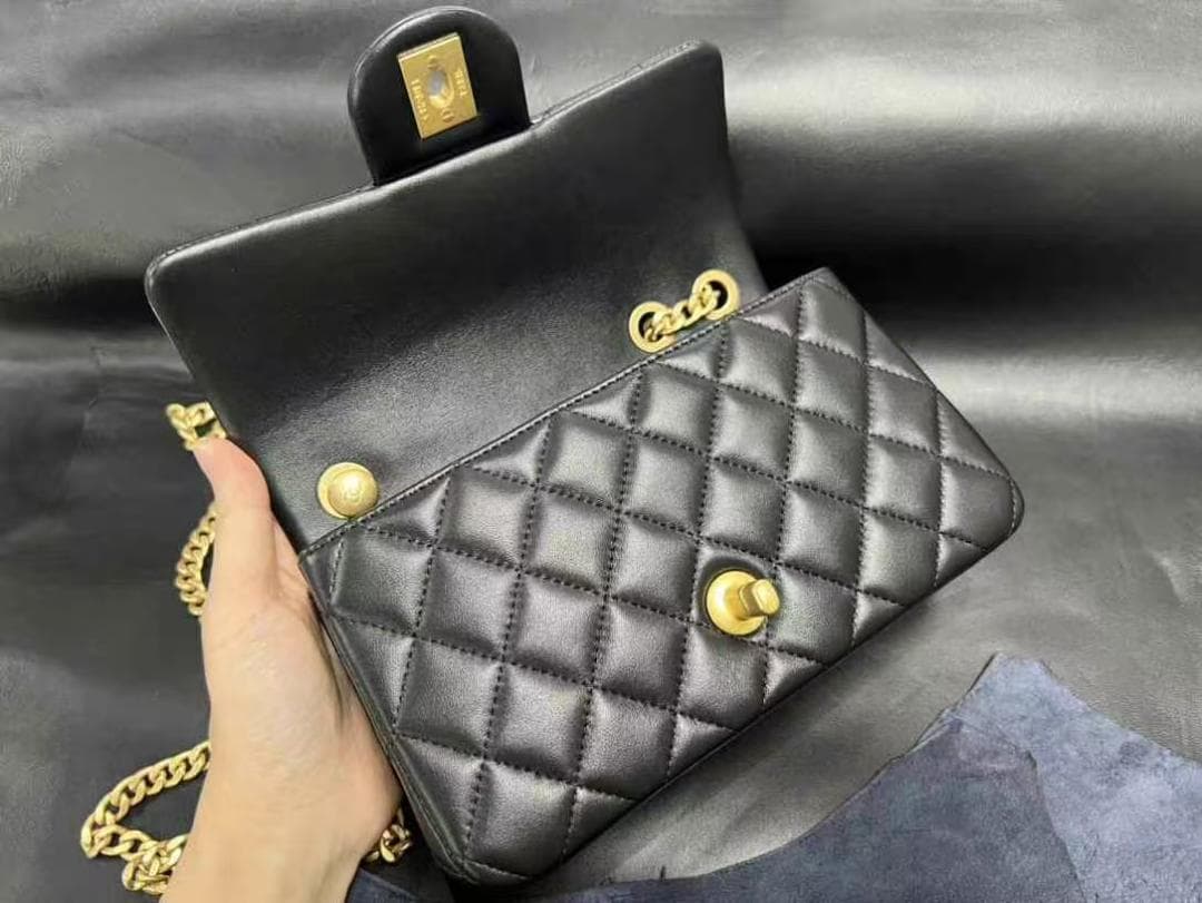 【大人気】ブラック キルティング レザー ショルダーバッグ！！