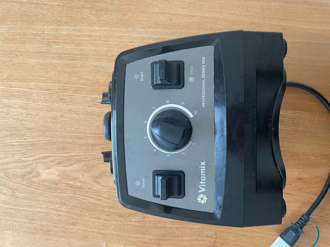 Vitamix Pro 300 本体 (コンテナとタンパーおまけ付き)
