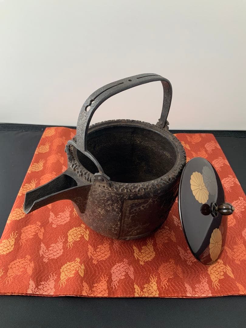 茶道具/懐石道具　銚子(燗鍋)江戸時代　銀象嵌/漆塗蓋16葉菊紋蒔絵散し。優品。