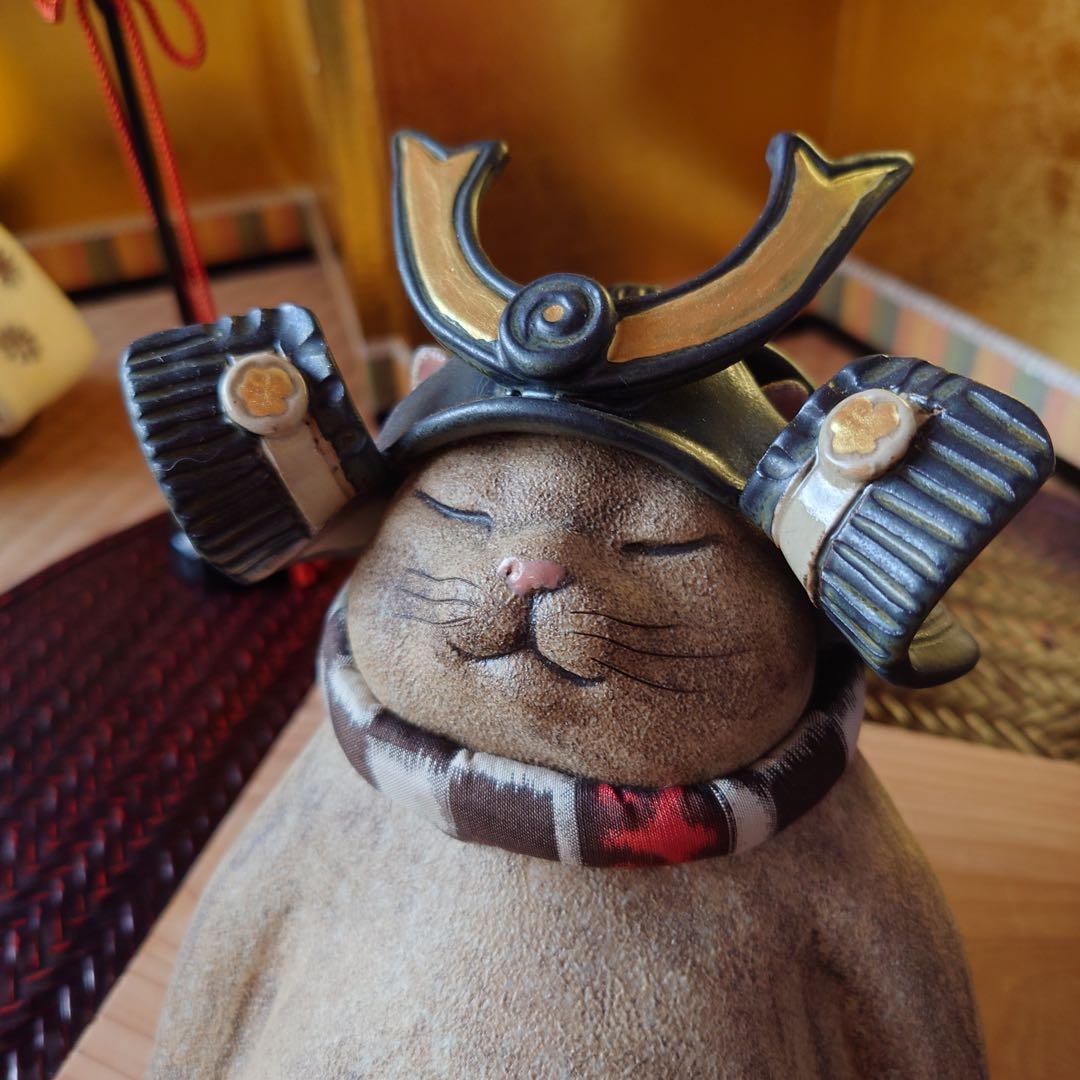 茶猫　くすみクリーム色　兜　端午の節句