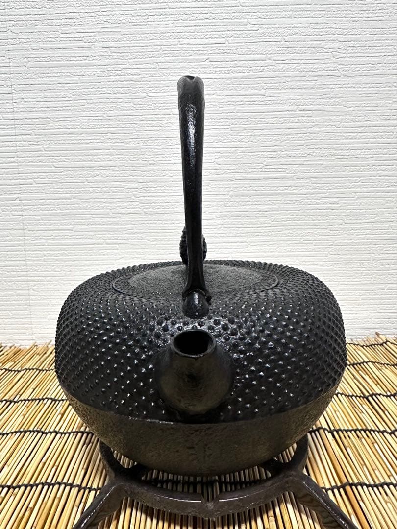 未使用品、木箱、タグ付　南部照光堂 心斎作 １８型アラレ　南部鉄瓶　南部鉄器