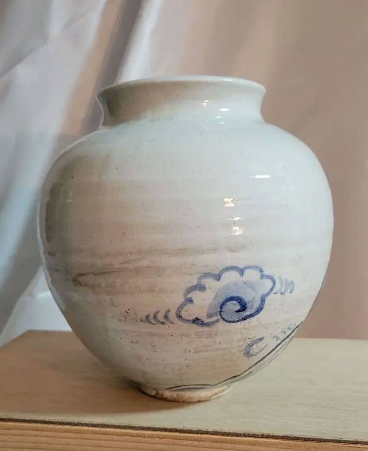 李朝（朝鮮王朝）時代の白磁に染付　陶器壺