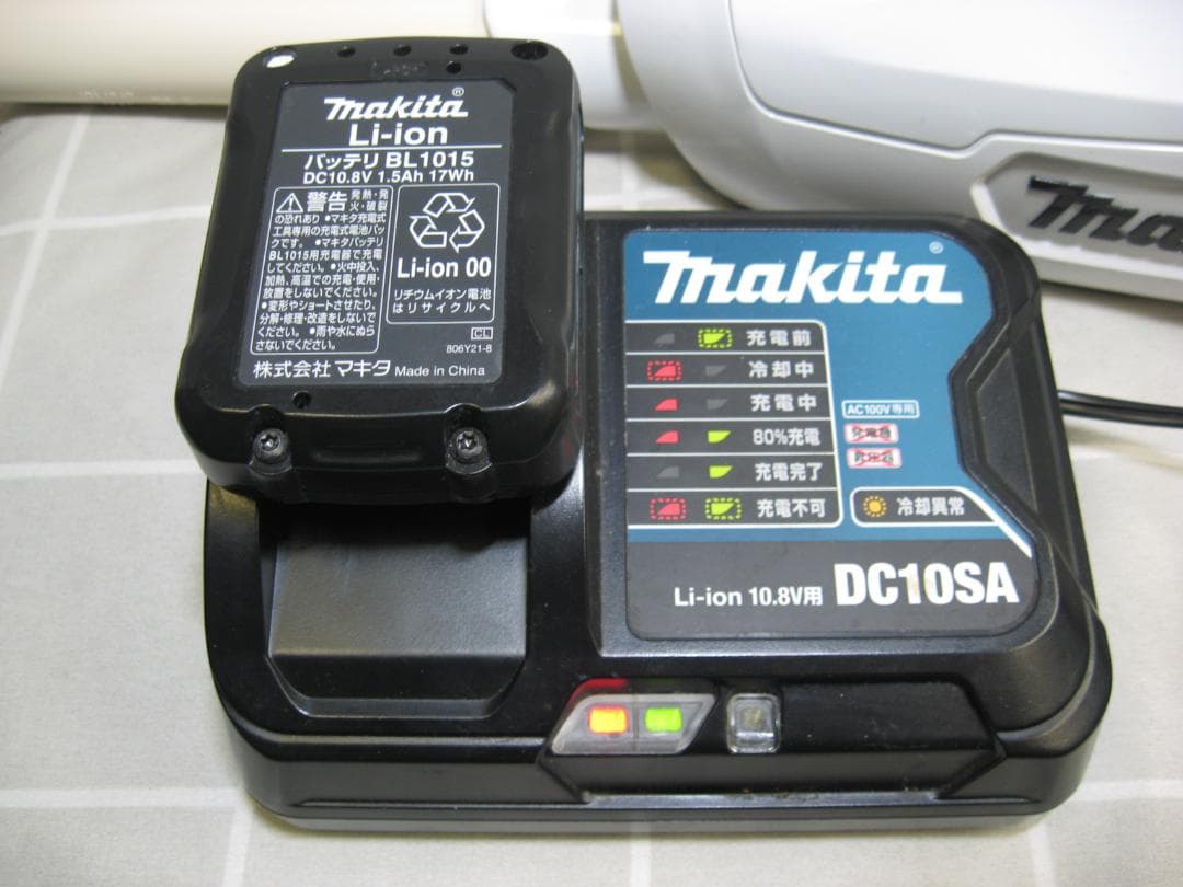 マキタ 10.8V 充電式クリーナー CL107FD バッテリ―・充電器付