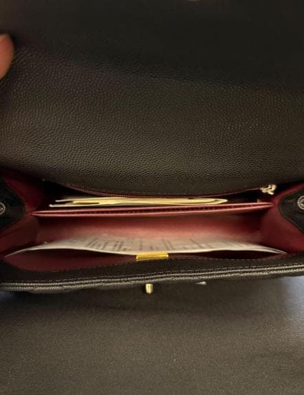 ♪ブラックのハンドバッグで、ゴールドの金具付きです~~
