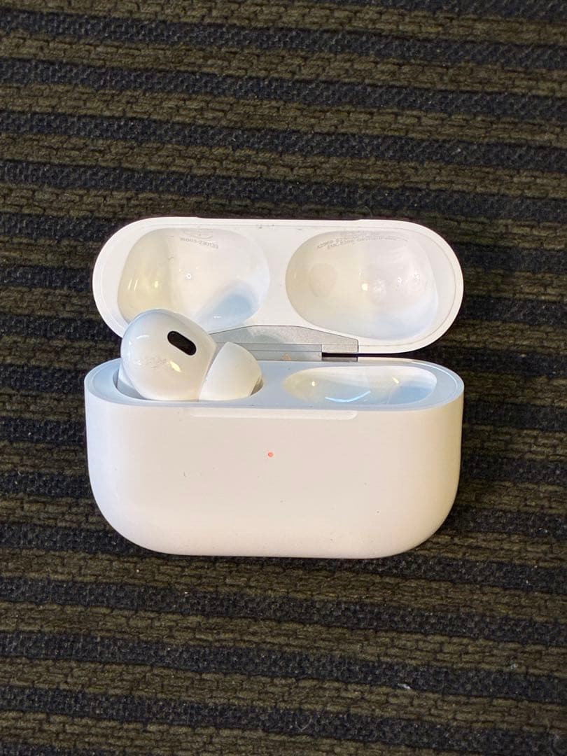 AirPods Pro 第二世代　充電ケース、左耳、イヤーキャップ