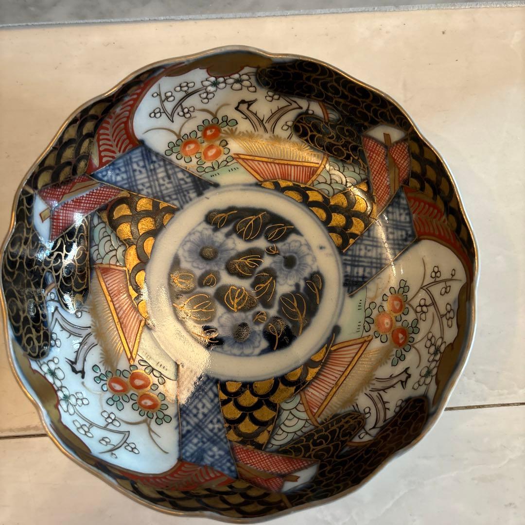 江戸後期　手描きのお花や幾何学模様が秀逸で金彩も美しい豪華絢爛な古伊万里ボウル