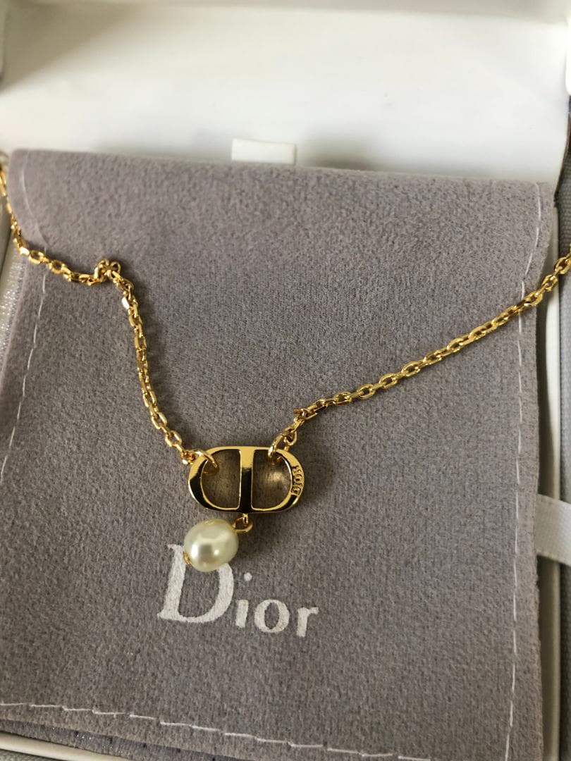 長ネックレス　アクセサリー　シルバー　三角ロゴ　上品