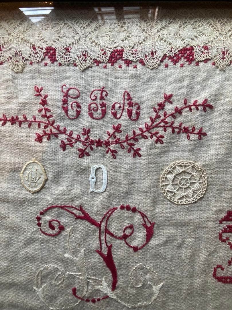 刺繍とレースのコラージュの大きな額