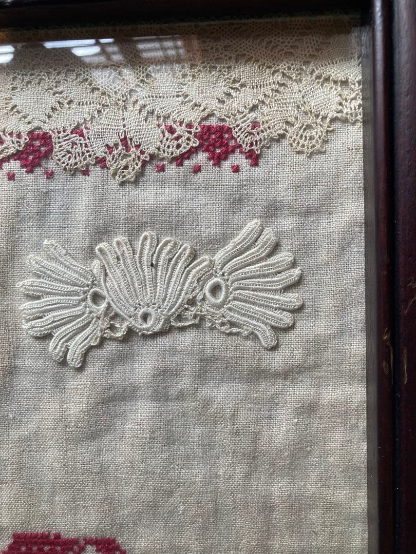刺繍とレースのコラージュの大きな額