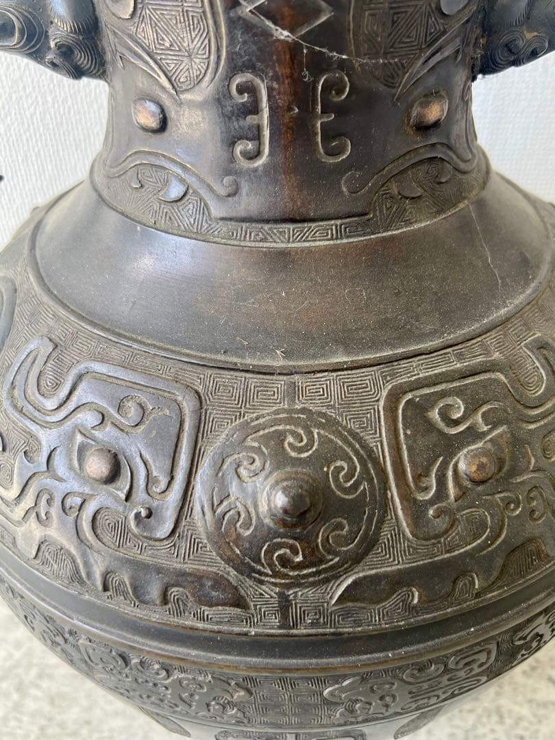 金属製彫刻模様壺 獣のハンドル付き